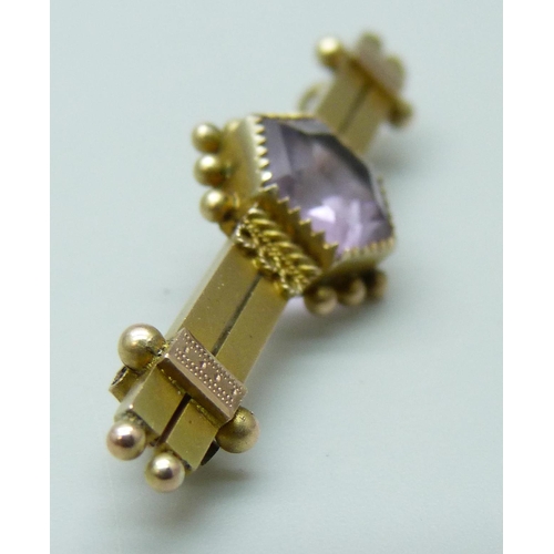 7059 - A Victorian 9ct gold bar brooch set with an amethyst, 2.3g, 4cm, with jewellery box