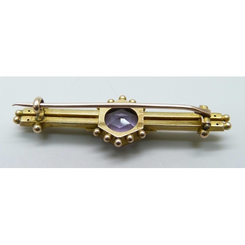 7059 - A Victorian 9ct gold bar brooch set with an amethyst, 2.3g, 4cm, with jewellery box