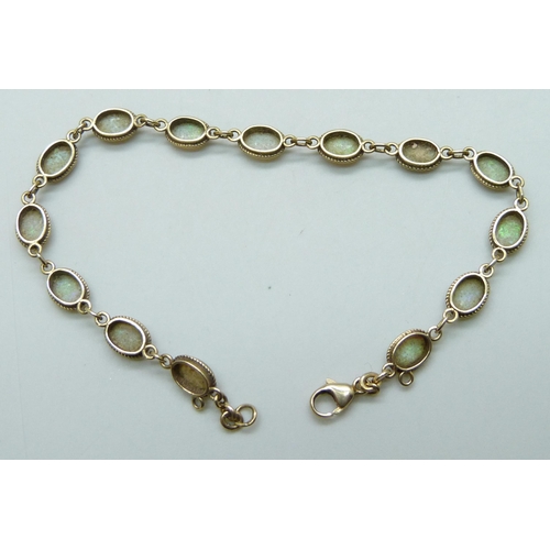 7060 - A 9ct gold opal set bracelet, 4.8g, 18.5cm