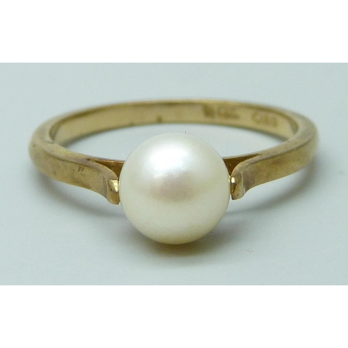 7065 - A Ciro 9ct gold and cultured pearl ring, 2.1g, O