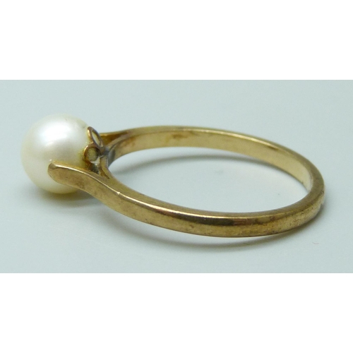 7065 - A Ciro 9ct gold and cultured pearl ring, 2.1g, O