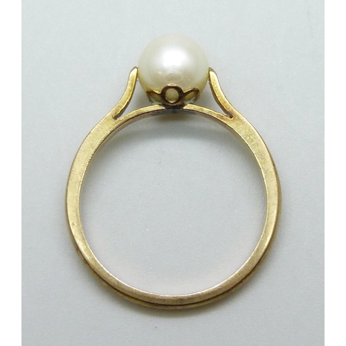 7065 - A Ciro 9ct gold and cultured pearl ring, 2.1g, O