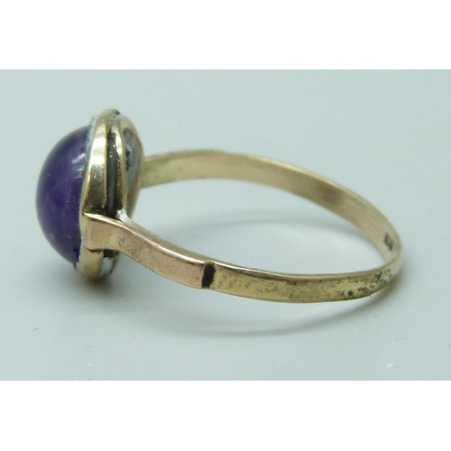 7072 - A 14k gold ring set with a cabochon amethyst, 1.7g, N