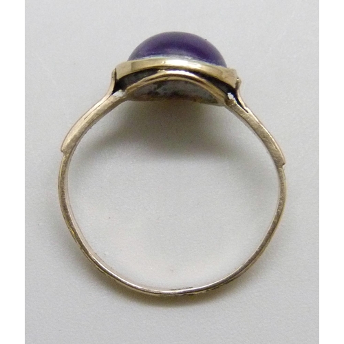 7072 - A 14k gold ring set with a cabochon amethyst, 1.7g, N