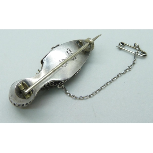 7073 - A 19th Century novelty silver shoe brooch, registration diamond to underside, 5.9g, 4.1cm