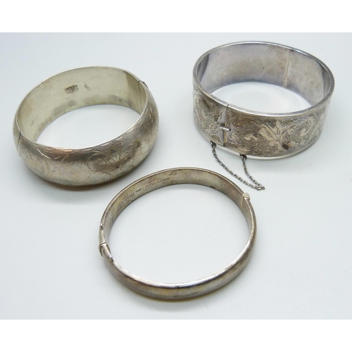 7115 - Three silver bangles, 87g