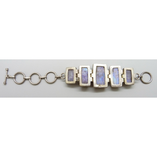 7117 - A silver and moonstone bracelet, 35g, 16.5cm