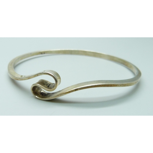 7118 - A silver bangle, 17g, and a pair of silver earrings