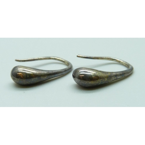 7118 - A silver bangle, 17g, and a pair of silver earrings