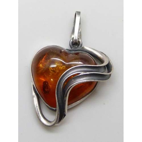 7120 - A silver and amber pendant and a silver and amber necklace, 17g