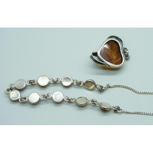 7120 - A silver and amber pendant and a silver and amber necklace, 17g