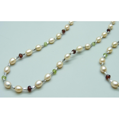 7122 - A silver mounted pearl necklace and a matching bracelet, 15g total