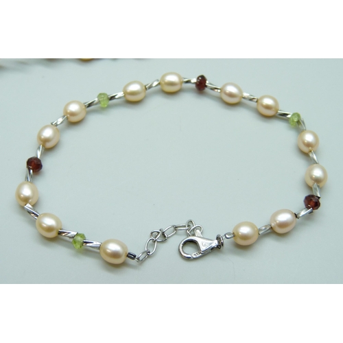 7122 - A silver mounted pearl necklace and a matching bracelet, 15g total