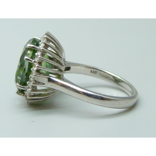 7123 - A TGGC silver and green stone ring, L