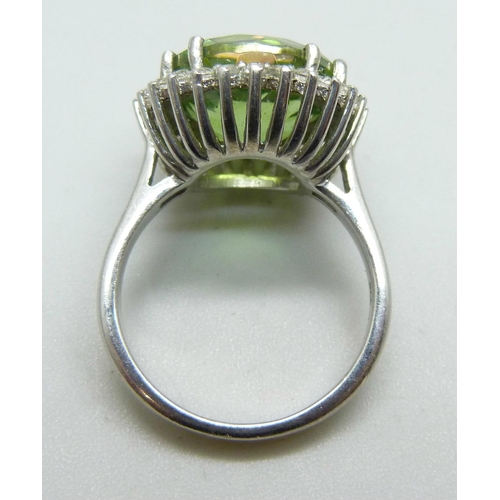 7123 - A TGGC silver and green stone ring, L