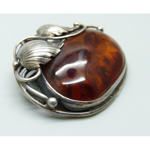 7125 - An Art Nouveau style silver and amber brooch, 12g, 4cm