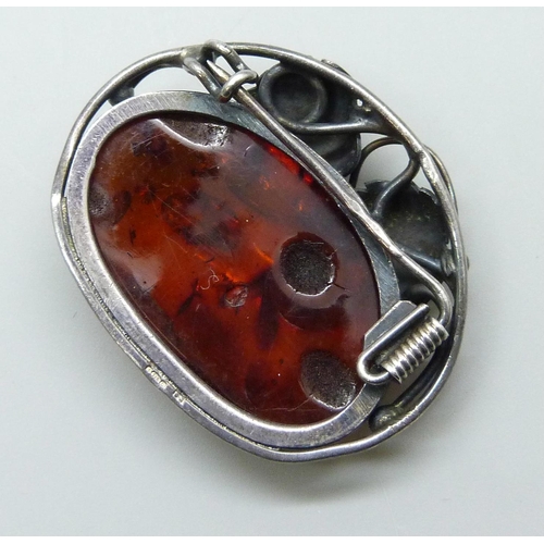 7125 - An Art Nouveau style silver and amber brooch, 12g, 4cm