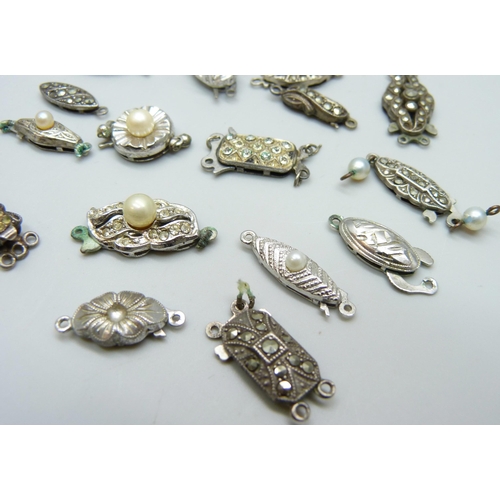 7129 - A collection of silver clasps, 28g