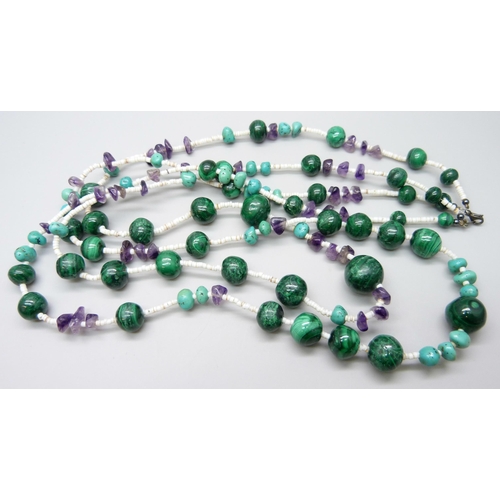 7132 - A silver mounted malachite, turquoise and amethyst necklace, 166g