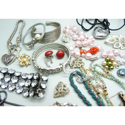 7137 - Sixteen pairs of vintage clip on earrings and assorted jewellery