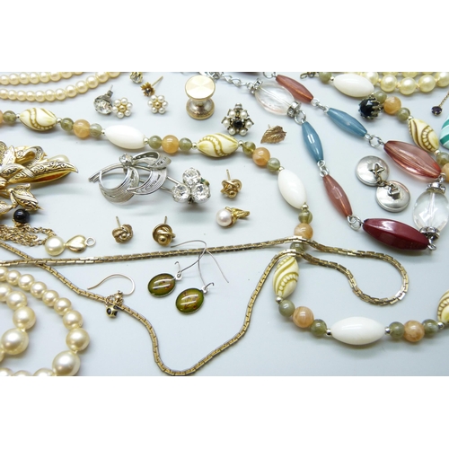 7138 - A collection of costume jewellery including a silver gilt costume ring, a silver Art Deco ring, a si... 