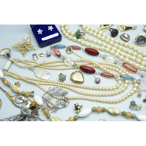 7138 - A collection of costume jewellery including a silver gilt costume ring, a silver Art Deco ring, a si... 