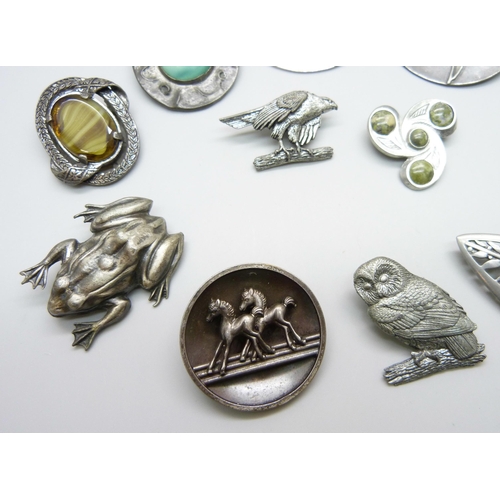 7139 - A collection of pewter jewellery including Art Nouveau