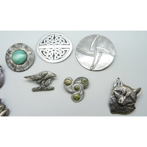 7139 - A collection of pewter jewellery including Art Nouveau