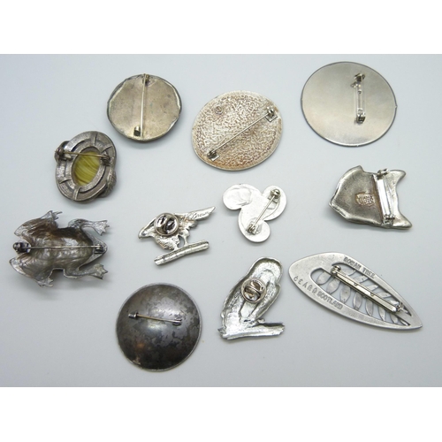 7139 - A collection of pewter jewellery including Art Nouveau