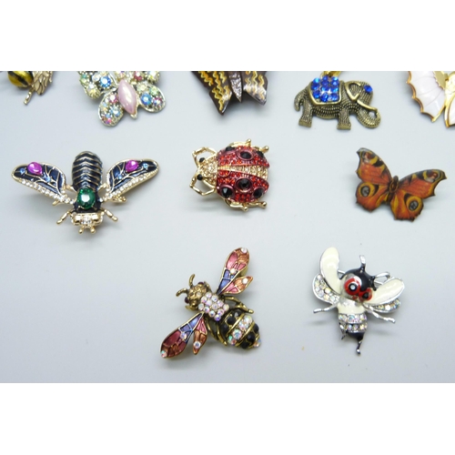 7140 - A collection of costume insect/bug brooches