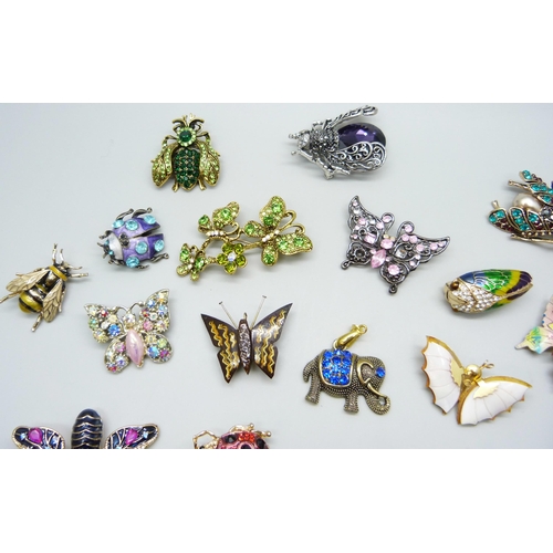 7140 - A collection of costume insect/bug brooches