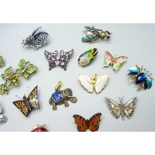 7140 - A collection of costume insect/bug brooches