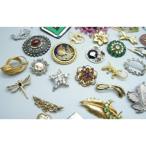 7143 - A collection of 40 costume brooches