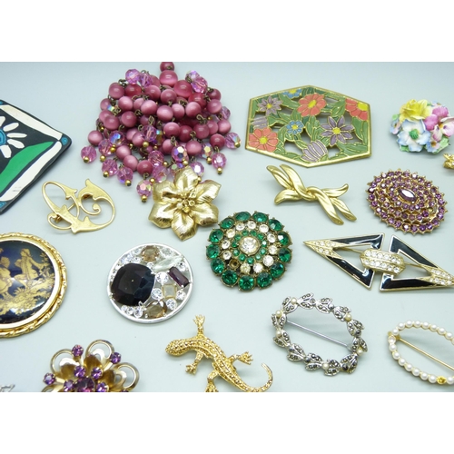 7143 - A collection of 40 costume brooches