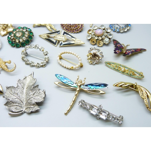 7143 - A collection of 40 costume brooches