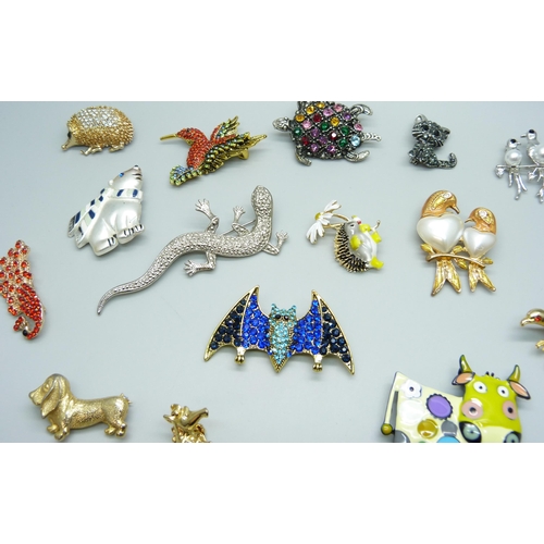 7145 - A collection of costume animal brooches