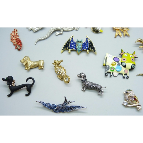 7145 - A collection of costume animal brooches