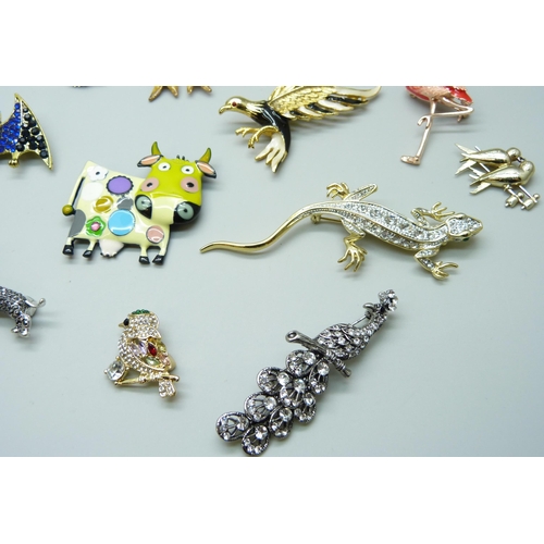 7145 - A collection of costume animal brooches