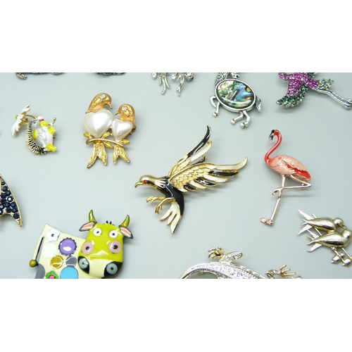 7145 - A collection of costume animal brooches