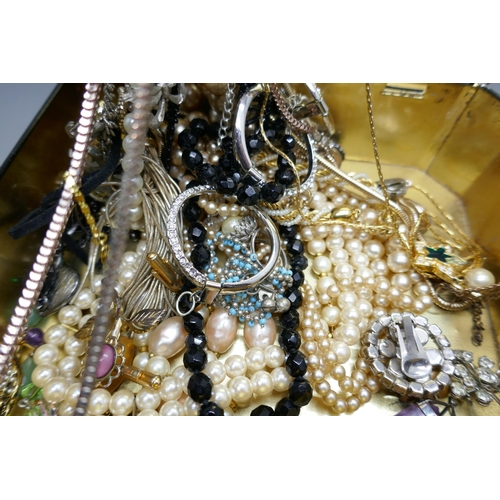 7154 - A collection of costume jewellery