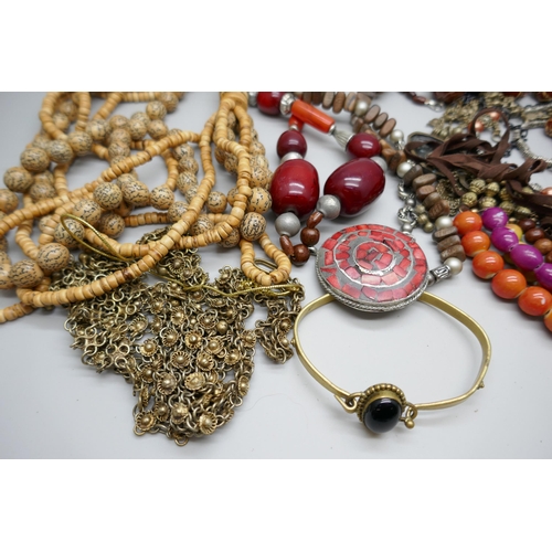 7155 - A collection of Eastern jewellery