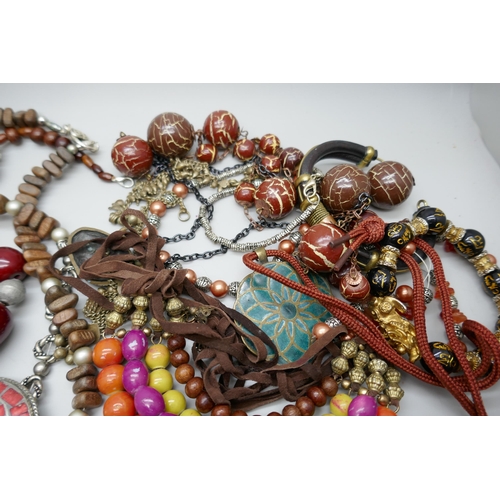 7155 - A collection of Eastern jewellery