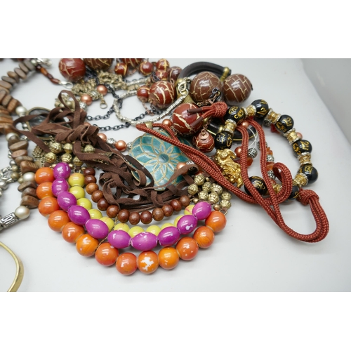 7155 - A collection of Eastern jewellery