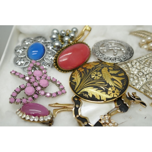 7156 - A collection of costume brooches