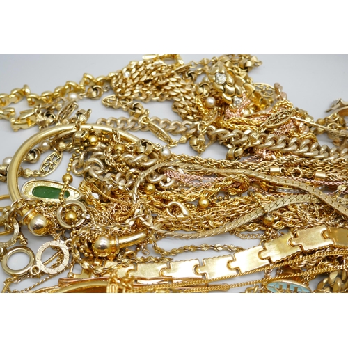 7157 - A collection of gold tone jewellery