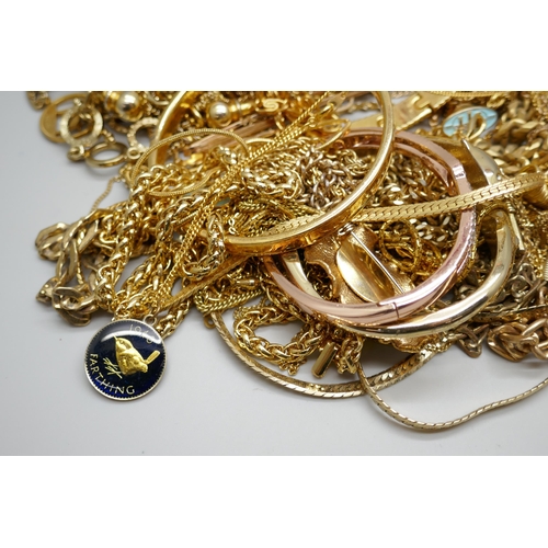 7157 - A collection of gold tone jewellery