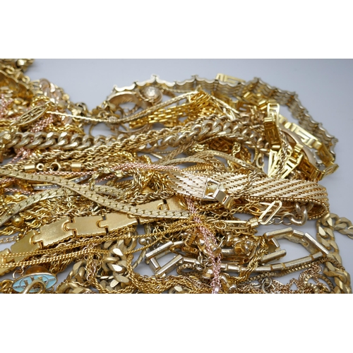 7157 - A collection of gold tone jewellery