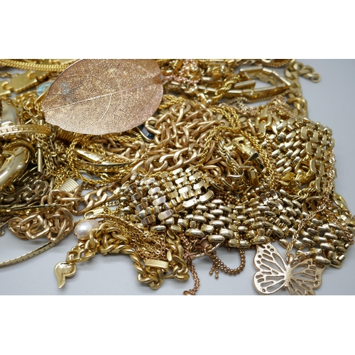 7157 - A collection of gold tone jewellery