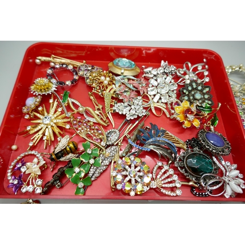 7158 - A collection of 52 costume brooches