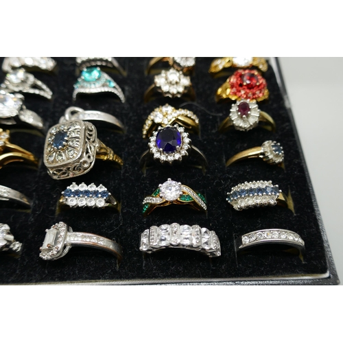 7159 - A collection of costume rings